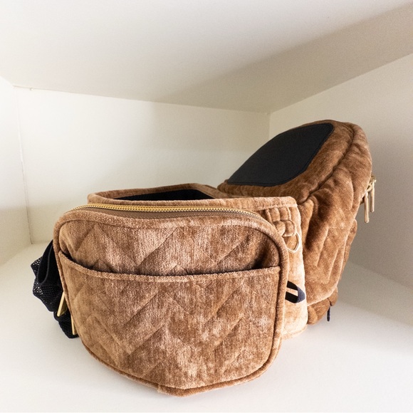 Tushbaby Hip Carrier & Snug Attachment - Picture 5 of 13